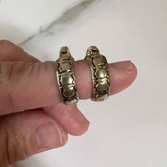 Vintage LG Segal California Stamped Clip On Gold Tone Earrings - Picture 1 of 7